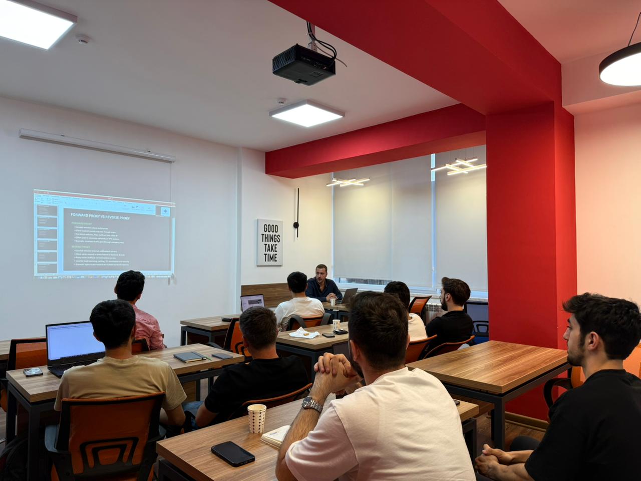 Ingress Academy tələbələri canlı sinifdə öyrənir
