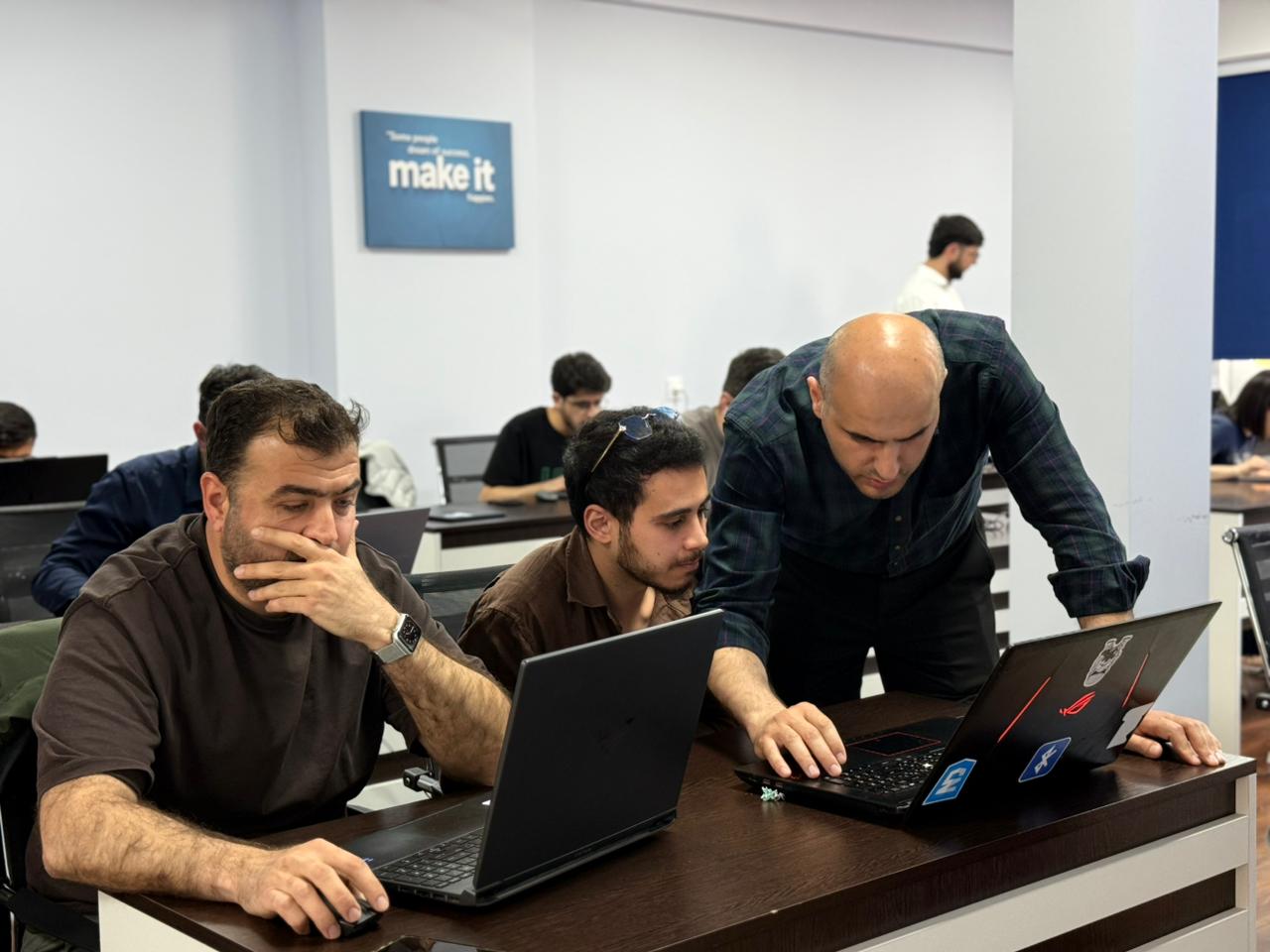 Ingress Academy müəllimi praktiki iş zamanı tələbələrə dəstək olur